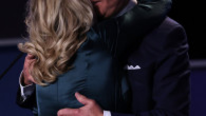 Jill Biden îl îmbrățișează pe Joe Biden după prima dezbatere prezidențială din septembrie 2020 Foto: Guliver/GettyImages | Poza 3 din 12