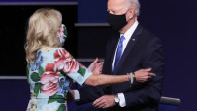 Jill Biden îl îmbrățișează pe Joe Biden după dezbaterea prezidențială din 22 oct 2020 Foto: Guliver/GettyImages | Poza 6 din 12