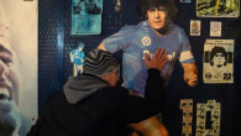 Fanii din Napoli îi aduc un ultim omagiu lui Diego Maradona Foto: Guliver/GettyImages | Poza 35 din 42