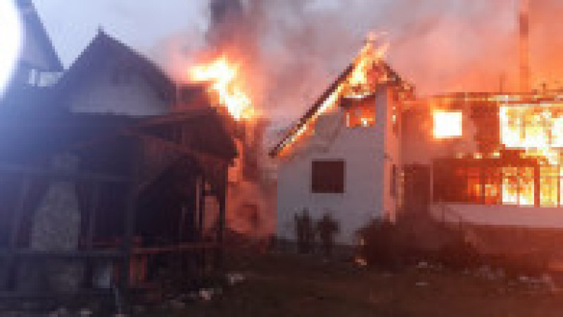 Un incendiu a cuprins trei pensiuni din Moeciu de Sus, jud. Brașov Foto: ISU Brașov | Poza 2 din 2