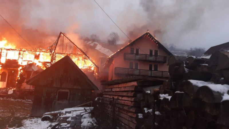 Un incendiu a cuprins trei pensiuni din Moeciu de Sus, jud. Brașov 