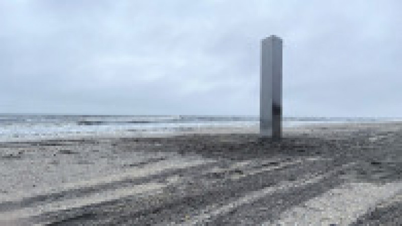 Monolit pe plaja de la Vadu FOTO: imagini amator | Poza 1 din 6