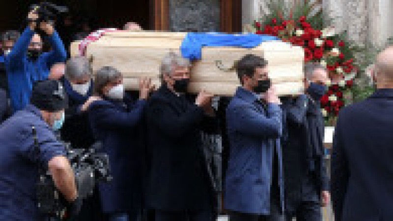 epa08878937 The coffin is carried out of the Santa Maria Annunciata Cathedral after the funeral mass for Paolo Rossi, in Vicenza, northeastern Italy, 12 December 2020. Former Italian soccer player Paolo Rossi, who led the national team to its 1982 World Cup victory, had died on 09 December 2020 in Siena at the age of 64. EPA/NICOLA FOSSELLA | Poza 3 din 6