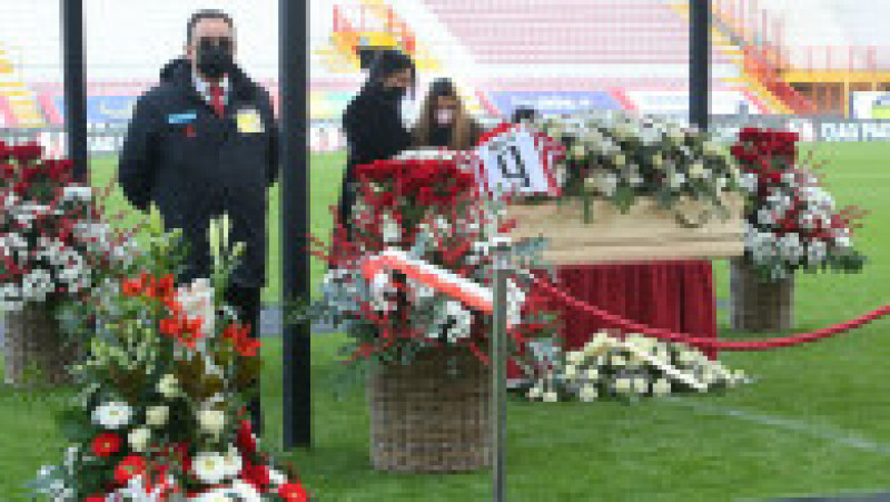 epa08877526 The wife of Paolo Rossi, Federica Cappelletti (C) and their two daughters, say a final farewell to the former Italian soccer player as his coffin is on public display in the 