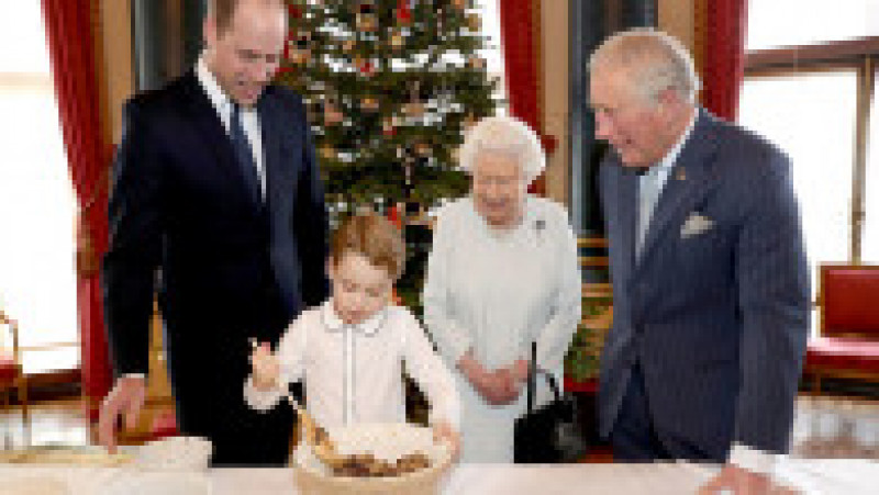 Patru generații în familia regală britanică - Regina Elisabeta a II-a și viitorii moștenitori ai Coroanei Britanice - Prințul Charles, Prințul William și Prințul George. Foto: Profimedia Images | Poza 35 din 41