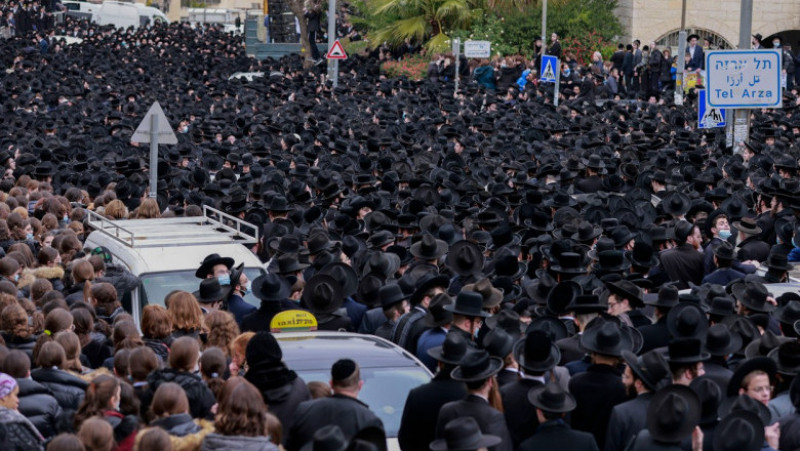Mii de evrei ultraortodocși participă la funeraliie conducătorului Brisk Yeshiva, rabinul Meshulam Dovid Soloveitchik, în Ierusalim, ignorând regulile din pandemie Foto: Profimedia