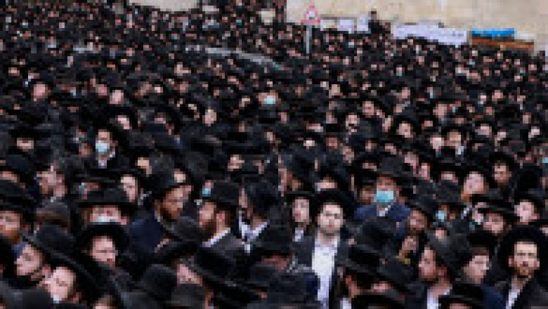Evreii ultraortodocși au ignorat regulile pandemiei și s-au înghesuit la funeraliile unui rabin, la 31 ianuarie 2021, în Ierusalim Foto: Profimedia | Poza 2 din 4