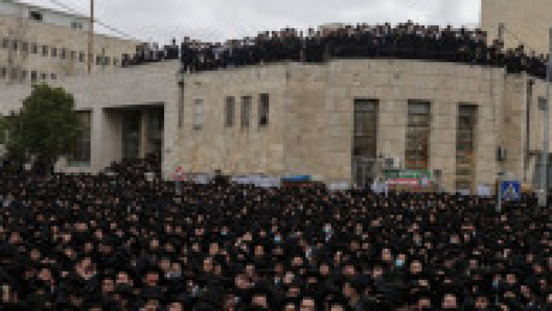 Înghesuială, în plină pandemie, a mii de evrei ultraortodocși, în Ierusalim, unde au loc funeraliile unui rabin Foto: Profimedia | Poza 4 din 4