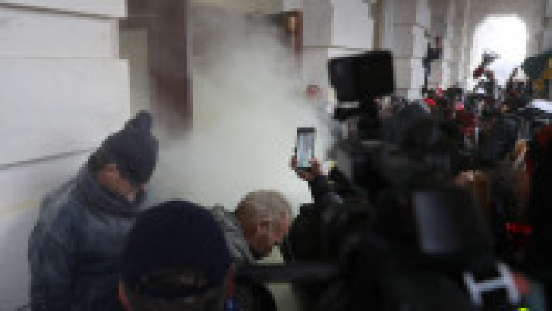 Polițiștii au folosit gaze lacrimogene în încercarea de a-i dispersa pe trumpiști. Foto: Getty Images | Poza 13 din 45