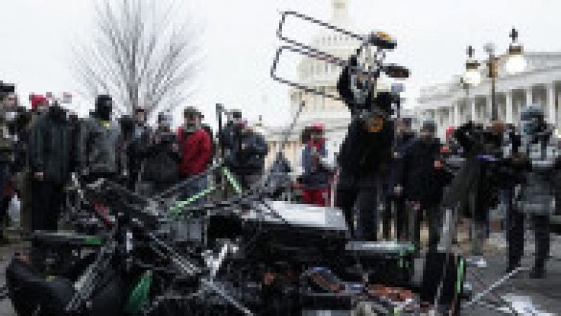 Manifestanții pro-Trump au distrus echipamentele jurnaliștilor veniți să relateze despre violențele de la Congres. Foto: Profimedia | Poza 18 din 45
