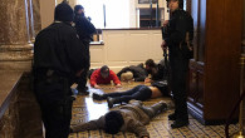Poliția Capitoliului arestează câțiva manifestanți violenți. Foto: GettyImages | Poza 16 din 45