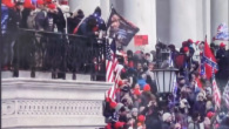 Protestatari pro-Trump intră cu forța în clădirea Capitoliului. | Poza 3 din 45
