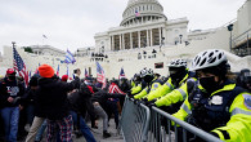 Confruntări în Washington DC la validarea din Congres a alegerilor prezidențiale din 2020. Protestatarii pro-Trump au pătruns în clădirea Capitoliului și au intrat în confruntări cu polițiștii. | Poza 4 din 45