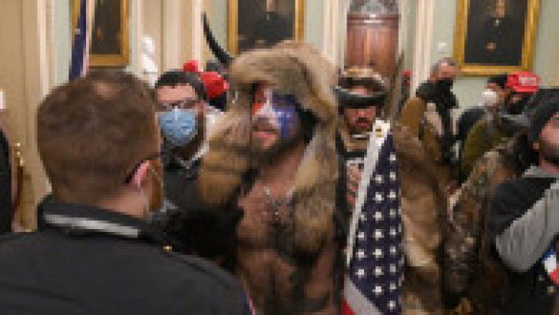 Trumpiști în clădirea Capitoliului. Foto: Captură Twitter | Poza 7 din 45