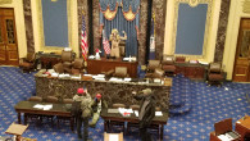 Un susținător al lui Trump îmbrăcat într-un costum bizar a ajuns în sala Senatului american. Foto: Captură Twitter/Anthony Quintano | Poza 38 din 49