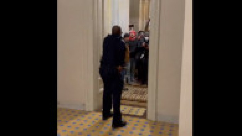 Un agent de securitate din Capitoliu încearcă să-i oprească pe protestatarii pro-Trump care vor să intre în Senat. Foto: captură video Twiiter/ Igor Bobic | Poza 10 din 45