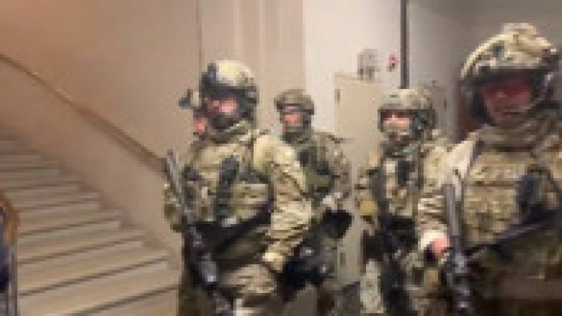 Trupe FBI SWAT au fost chemate pentru a restabili ordinea în clădirea Capitoliului din Washington D.C. Foto: Captură Twitter | Poza 11 din 45