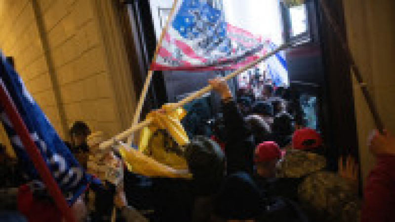 Momentul în care insurecționiștii intră în Capitoliul SUA. Foto: Getty Images | Poza 34 din 45