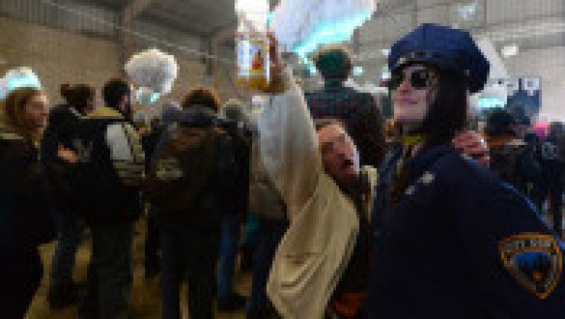 O petrecere clandestină cu peste 2.500 de participanți a fost organizată de Revelion 2021 într-un depozit dezafectat din vestul Franței, la Lieuron Foto: Profimedia | Poza 8 din 12