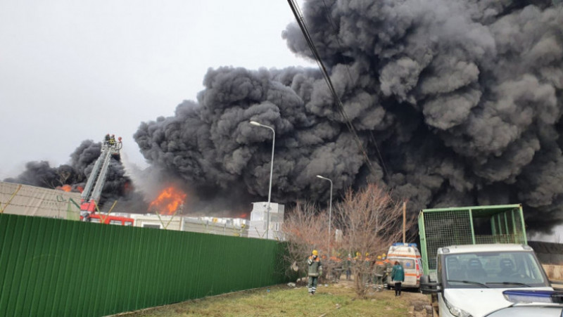 Incendiu uriaș la un depozit de materiale reciclabile din Buzău FOTO: Mediafax