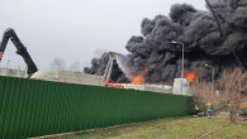 Incendiu uriaș la un depozit de materiale reciclabile din Buzău FOTO: Mediafax | Poza 4 din 4