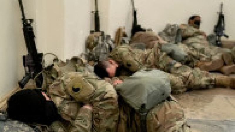 Militari din Garda Naţională a SUA dorm, cu puştile sprijinite de pereţii Capitoliului. Foto: Profimedia Images | Poza 38 din 45