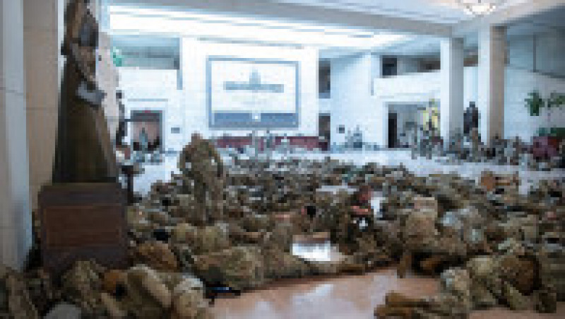 Militari ai Gărzii Naţionale se odihnesc în Capitoliul SUA. Foto: Profimedia Images | Poza 44 din 45