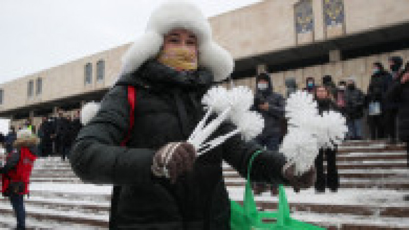 O femeie ține în mână o mulțime de perii de toaletă pentru a le împărți protestatarilor din Kazan, Tatarstan. Foto: Profimedia | Poza 4 din 6