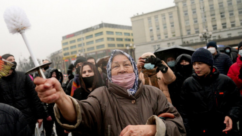 KALININGRAD, Rusia, 23 ianuarie, 2021: O femeie în vârstă agită o perie de WC in mână în timp ce participă la protestele anti-Putin Foto: Profimedia