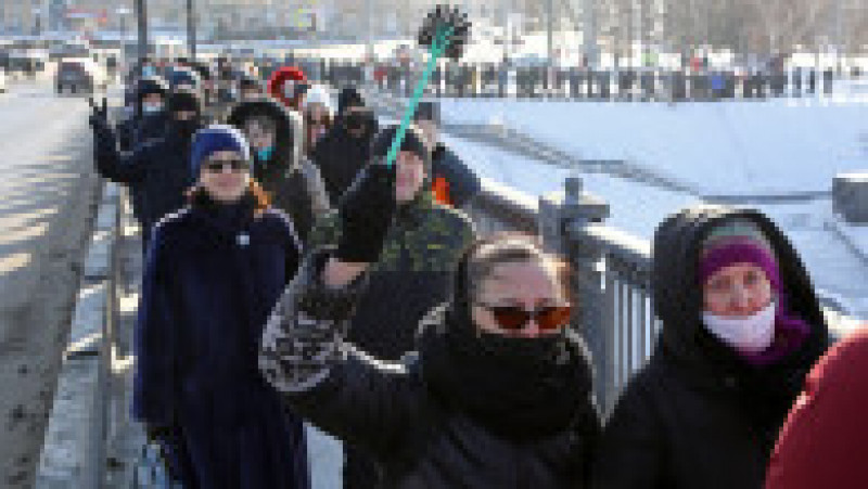 Omsk, Rusia, 31 ianuarie 2021. Demonstranții mărșăluiesc cerând eliberarea lui Alexei Navalnîi, iar unul dintre ei ține ridicată o perie de W.C. Foto: Profimedia | Poza 2 din 6