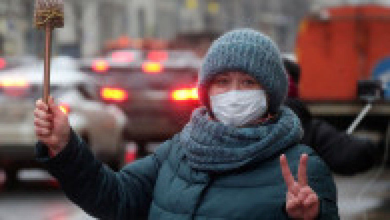 O femeie ține în mână o perie de WC aurie, împodobită cu mărgele, și face semnul victoriei în timp ce participă la un protest anti-Putin la Moscova, în 23 ianuarie 2021 Foto: Profimedia | Poza 6 din 6