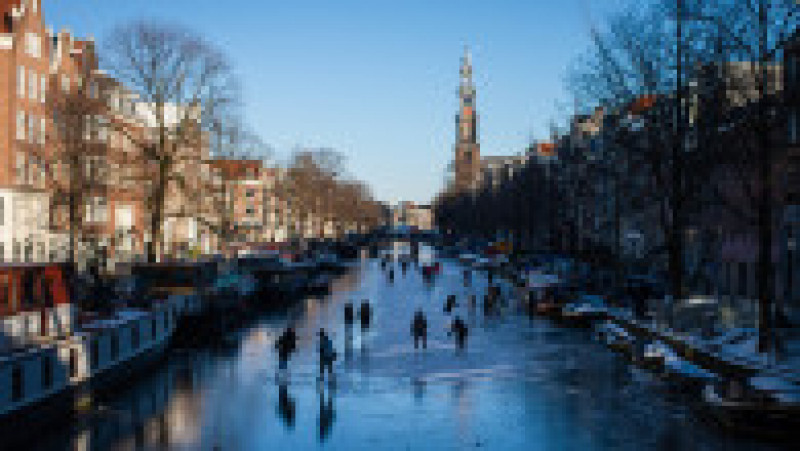 Olandezii patinează pe unul dintre canalele înghețate ale Amsterdamului Foto: Profimedia | Poza 2 din 11
