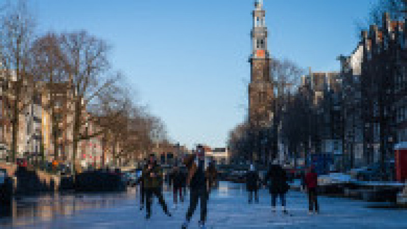 Olanda, traversată de un val de frig. Un canal din centrul Amsterdamului a înghețat, iar oamenii profită de patinoarul natural care s-a format Foto: Profimedia | Poza 4 din 11