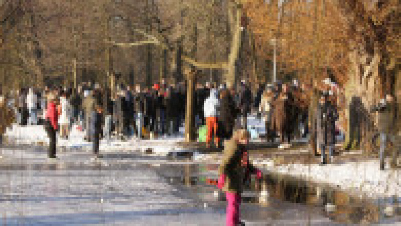 Oamenii au ieșit din case masiv și s-au adunat de-a lungul canalelor înghețate ale Amsterdamului, deși autoritățile i-au rugat să respecte regulile pandemiei Foto: Profimedia | Poza 3 din 11