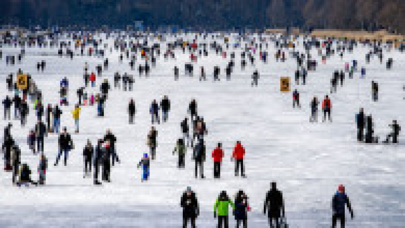 Olandezii au ieșit cu mic cu mare să patineze pe lacul Bosbaan din Amsterdam. Autoritățile le-au cerut să rămână în cartierele lor și să nu creeze aglomerații, pentru a nu răspândi coronavirusul Foto: Profimedia | Poza 5 din 11