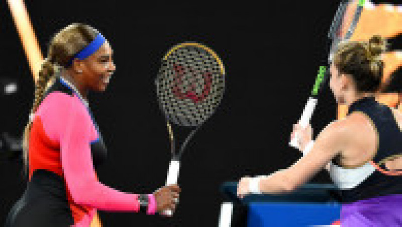 Serena Williams și Simona Halep își ating rachetele la finalul meciului din sferturile Australian Open. Sursa foto: Profimedia Images | Poza 6 din 9