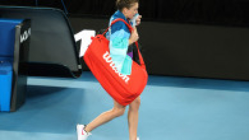Simona Halep părăsește arena Rod Laver după meciul cu Serena Williams. Sursa foto: Profimedia Images | Poza 8 din 9