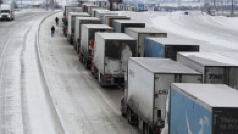 Camioane cu marfă blocate pe autostradă la Killeen, Texas, din cauza vremii. Gerul puternic a provocat pene de curent extinse Foto: Profimedia | Poza 4 din 4
