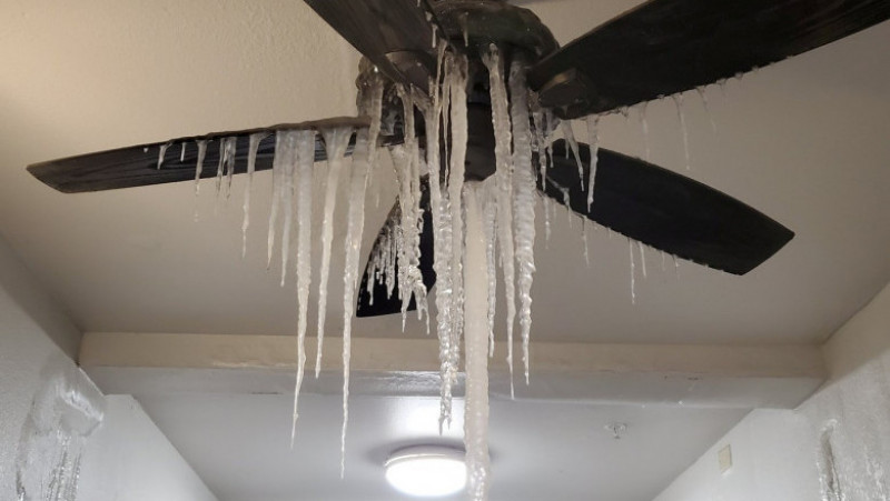 Un apartament din Upper Dallas, Texas, a fost inundat, iar apa s-a transformat în gheață pe ventilator și pe pereți Foto: Profimedia
