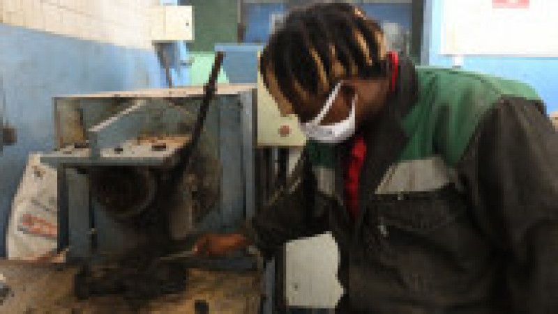 Tânăra din Kenya care reciclează plasticul și construiește din el cărămizi. Foto: Profimedia Images | Poza 4 din 6