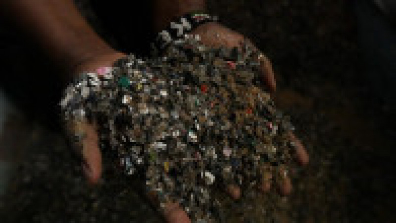 Tânăra din Kenya care reciclează plasticul și construiește din el cărămizi. Foto: Profimedia Images | Poza 5 din 6