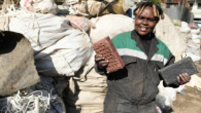 Tânăra din Kenya care reciclează plasticul tine in maini doua caramizi. Foto: Profimedia Images | Poza 1 din 6