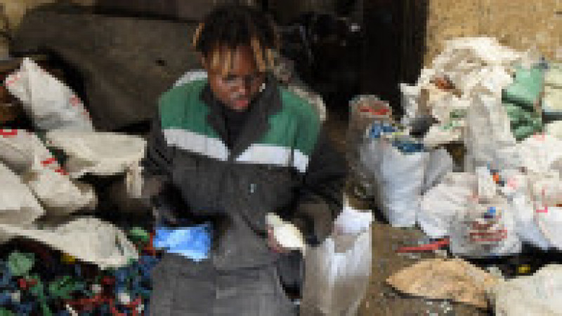 Tânăra din Kenya care reciclează plasticul și construiește din el cărămizi. Foto: Profimedia Images | Poza 2 din 6