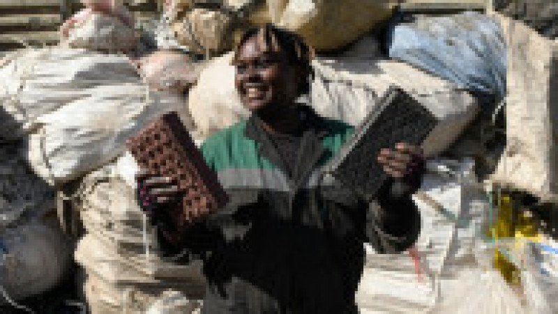 Tânăra din Kenya care reciclează plasticul și realizează cărămizi ecologice. Foto: Profimedia Images | Poza 6 din 6