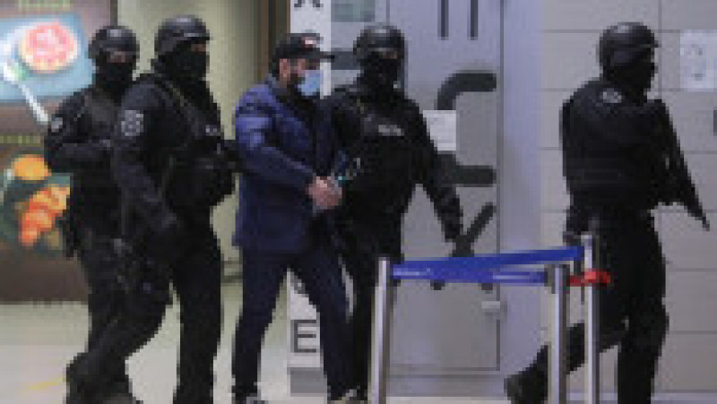 12 februarie 2021. Polițiștii îl escortează pe Albert Balint (Bebe Cămătaru), încătușat, pe aeroportul Otopeni, după ce a fost extrădat din Germania Foto: Inquam Photos / Octav Ganea | Poza 4 din 4