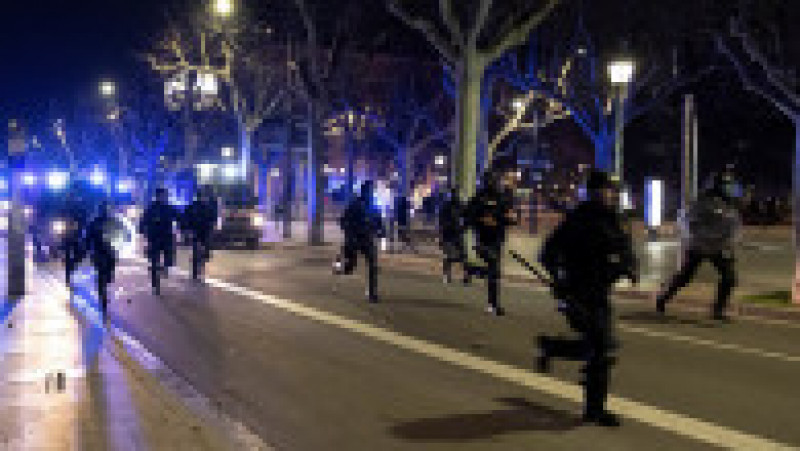 Forțele de ordine aleargă pe străzile din Barcelona in timpul protestelor. FOTO: Agerpres | Poza 2 din 3