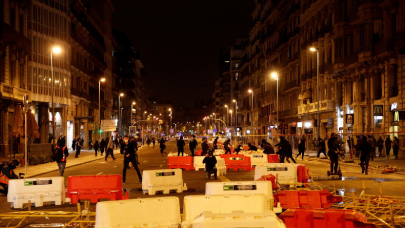 Baricade ale Poliției în timpul protestelor violente din Barcelona FOTO: Agerpres