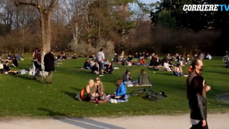 Oamenii stau in parc in Milano. FOTO: captura Corriere dela Serra