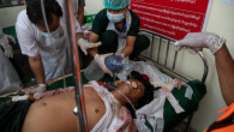 Bărbat îngrijit la spital după ce a fost împușcat cu gloanțe adevărate în Mandalay, la 28 februarie 2021, în cea mai sângeroasă zi de reprimare a protestelor față de lovitura de stat a armatei din 1 februarie Foto: Profimedia | Poza 3 din 5