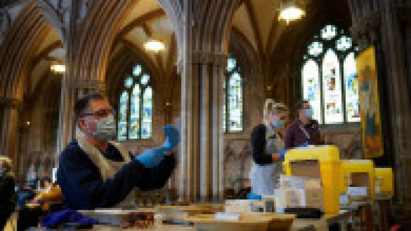 Cadre medicale se pregătesc pentru administrarea vaccinurilor în Catedrala Lichfield din Staffordshire, unul dintre numeroasele locuri neobișnuite care au fost adaptate pentru administrarea vaccinurilor în Marea Britanie. Foto: GettyImages | Poza 7 din 8